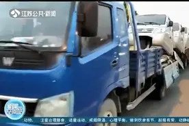 车厢尾部拖挂5辆机动三轮车 小货车变身“小火车”上路图片
