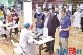 邱毅昨在“老家厦门”接种疫苗图片