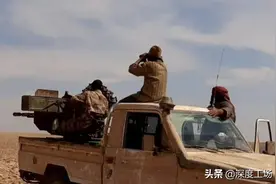 叙利亚军队遭伏击，1名武装分子端着机枪猛烈扫射：叙军狼狈逃命图片