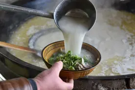 河南农村大哥卖双肠汤30多年，30元一碗半碗肉，有人喜欢有人怕图片