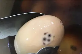 鸡蛋剥壳后有这种小黑点，到底还能不能吃了？今天可算知道了视频封面