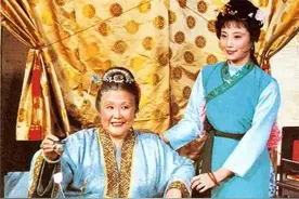 红楼梦：坐在炕上的人，坐在椅子上的人，哪一个地位高？图片