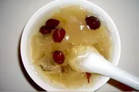 煮银耳汤时，多加2种东西，银耳汤出胶多黏稠度高，又特别省时间图片