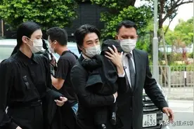 赌王葬礼现场：三位太太端坐家属席，座位排序暴露三人家族地位图片