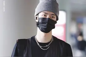 有一种时尚叫王一博私服，“无袖”西服也能穿，行走的衣架图片