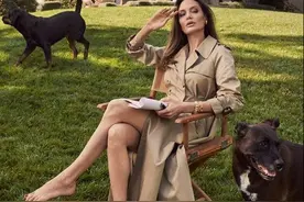 朱莉46岁风衣写真太绝，裸足展现大长腿，网友：岁月从不败美人图片