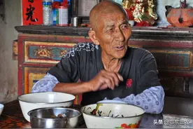 农村有一丧偶老人，与亲家母搭伙过日子，是不是非常丢人呢？图片