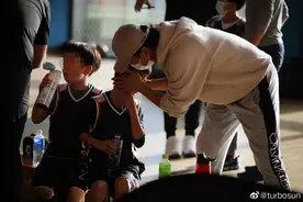 孙俪晒儿子打篮球，9岁等等运动细胞发达，邓超弯腰贴心为其擦汗图片