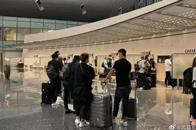 武磊独自返回西甲，机场触景生情，几乎一整支日本队作陪令他难受图片