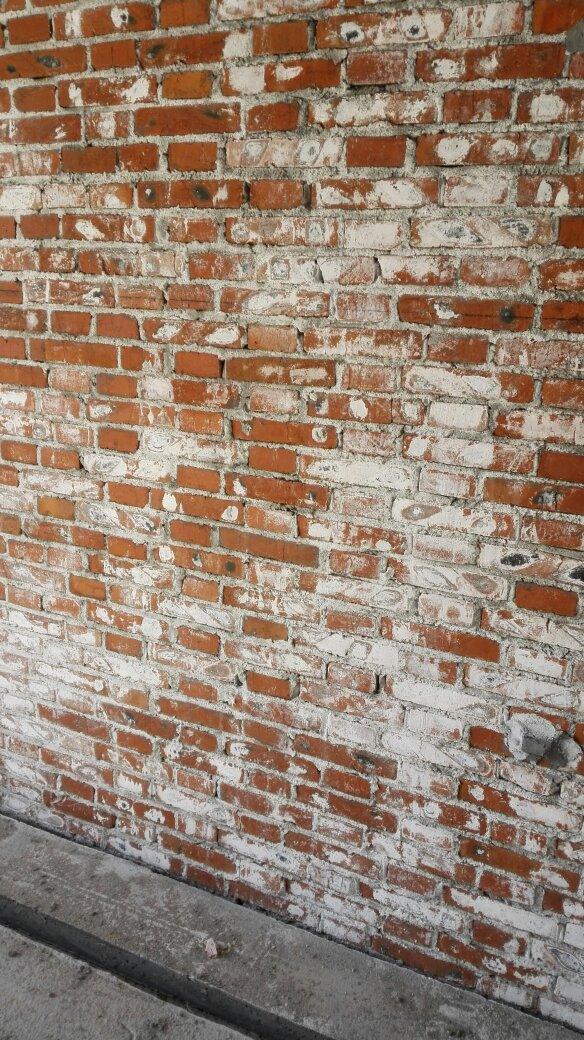 红砖反碱怎么处理妙招,农村建房墙面为何会返碱?搞清楚返碱原因,三个