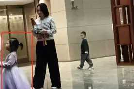 生娃后的女人一定要打扮！朱丹素面朝天带俩娃出门，穿成邋遢大妈图片