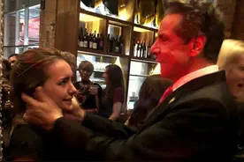 第3人指控科莫性骚扰，这次有图有真相图片