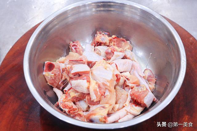 厨师长教你做家常炒鸡块，不焯水直接炒，鲜嫩入味，不柴不发硬