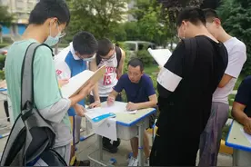 杨凌这所学校牛！校门口开“辅导班”图片