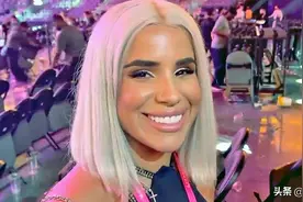 乌加斯击败帕奎奥期间，20岁女友成为大亮点，身材火辣、穿戴时尚图片