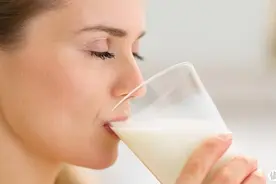 12款国产纯牛奶大PK：同样是牛奶，营养成分差别也太大了吧图片