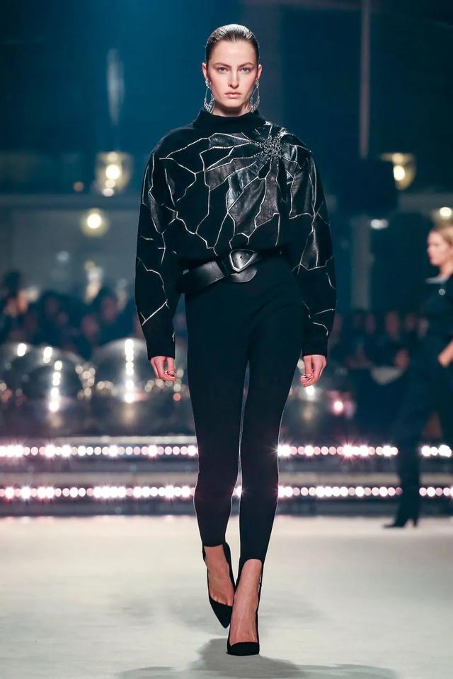 时尚圈的女孩不穿光腿神器穿什么？