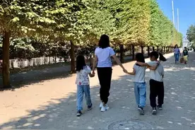 47岁黎姿带孩子旅游，身穿白T搭黑色运动裤，活成24岁的样子图片