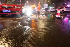 深夜突发！合肥笔峰路污水井倒流图片