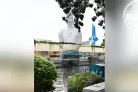 太逼真了！小伙练就“隐身术”，网友直呼其为“人体变色龙”图片