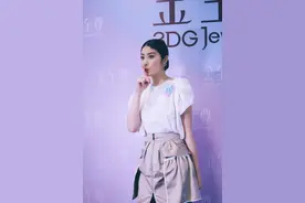 辣妈陈慧琳真时髦，“拉链裙”开一半留一半，裤兜外翻像反着穿图片