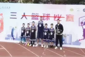 小学生篮球赛现“小姚明”，一年级1米7，网友：娃吃啥长大的？图片