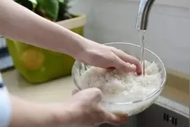 用淘米水洗脸真的会变白吗？淘米水的7种正确用法，节省又干净图片