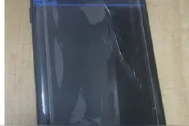 自动黑屏、不明代码、无限重启，凌晨大量三星手机突然“变砖”！可能和一个App有关图片