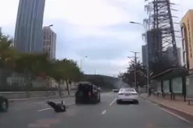 婚车突然加速，跟拍摄像师被甩出后备箱，后脑重重摔在地上图片