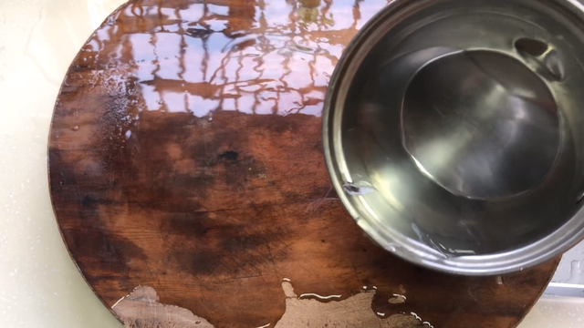 菜板上撒一把，不管多脏多黑的菜板一擦就掉，轻松洗净无细菌