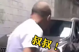 心酸一幕：母亲被男子打，儿子为保护母亲给对方下跪图片