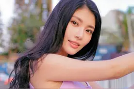 太尴尬！“大嫂”徐冬冬走路玩手机太着迷，在剧组误闯进入男厕所图片