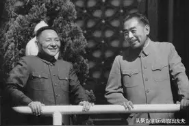 周恩来病危中紧握邓小平双手：你比我强得多图片