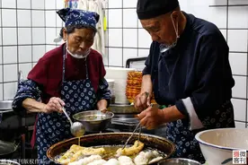 7旬老夫妻炸特色油条每天能卖600元，据说宋代就有了图片