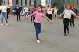 “我爸爸出差了，我给他代班！”10岁小女生，为一群广场舞大妈领舞图片
