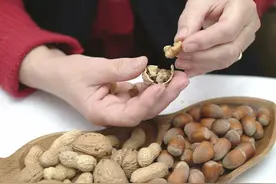 她每天都吃一把花生，一段时间后，身体有了3种变化图片