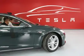 一辆特斯拉Model Y开启完全自动驾驶后发生交通事故，车辆受损严重！车主投诉，特斯拉未回应图片