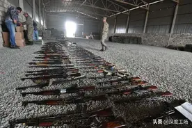 亚美尼亚老头，姑娘，毫无战斗力丢弃武器逃跑：督战队站身后督战图片