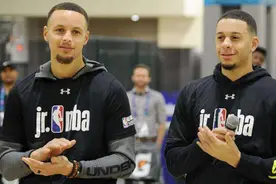 第一眼看上去，都不敢相信他们是亲兄弟！乔丹兄弟上演最萌身高差图片