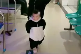 “超霸气萌娃”走红，边输液边在医院“视察工作”，领导范十足图片