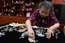 我用鱼骨作画20多年，人家吃鱼我盯着鱼骨头，变废为宝有啥不好？图片