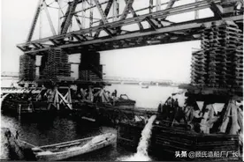一台挖掘机拆掉一座铁路桥，记94年2116次列车颠覆重大事故图片