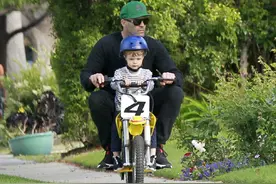 杰森·斯坦森和儿子骑小摩托车，杰克小手紧紧握着小杆，太萌了图片