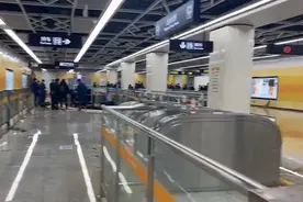 郑州地铁三号线兴隆铺站积水因市政水管爆裂导致，目前只有B口恢复开放图片
