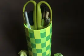 废物改造：将八宝粥罐子改造成实用的笔筒，用A4纸就可以图片