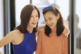 45岁梅婷真会“玩”，连衣裙里面配裤子，不但不丑还美出新高度图片