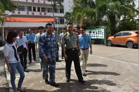 中国人民解放军驻香港部队到万宁市民族中学走访慰问图片
