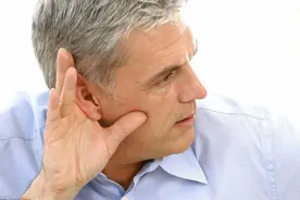 老年人越来越耳背，正常吗？白天犯困晚上睡不着又是咋回事？图片