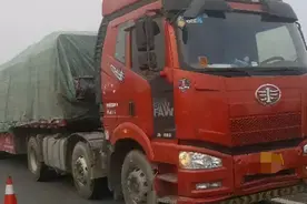 为啥大货车宁可“碾压”前方小车，也不肯让道？大货司机说出苦衷图片