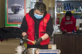“暖心夜宵”持续上线 一线人员暖心暖胃图片